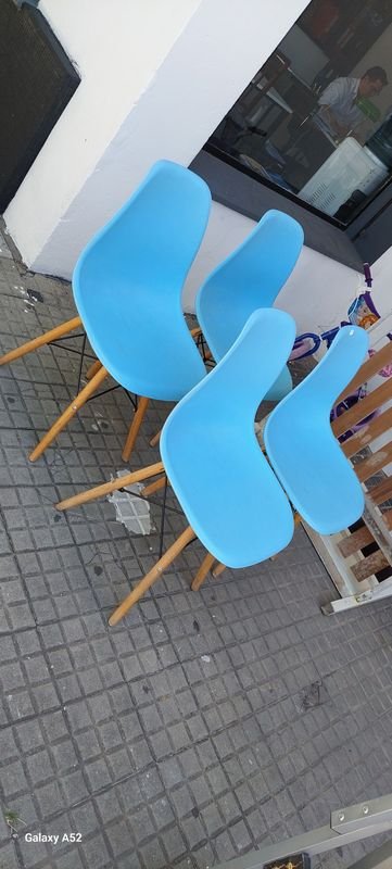 Sillas azules de madera en buen estado - imagen 2