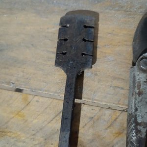 Lote de Herramientas Usadas: Inyector de Grasa, Llave, Pinza y Triscador - imagen 3
