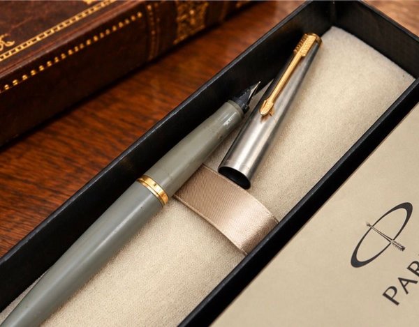Pluma Estilográfica Parker 45 Vintage Gris con Detalles Dorados y Estuche