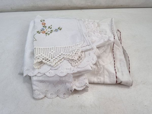L 049 - 3 Piezas - Lote de mantelería decorativa con delicados bordados florales y terminaciones en encaje y crochet - imagen 1