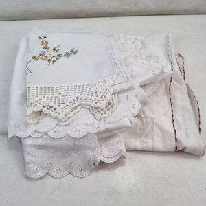 L 049 - 3 Piezas - Lote de mantelería decorativa con delicados bordados florales y terminaciones en encaje y crochet - imagen 1