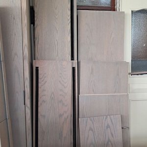 Lote siguiente: Lote de Estantes Laminados Roble con LED y Hoja de Puerta