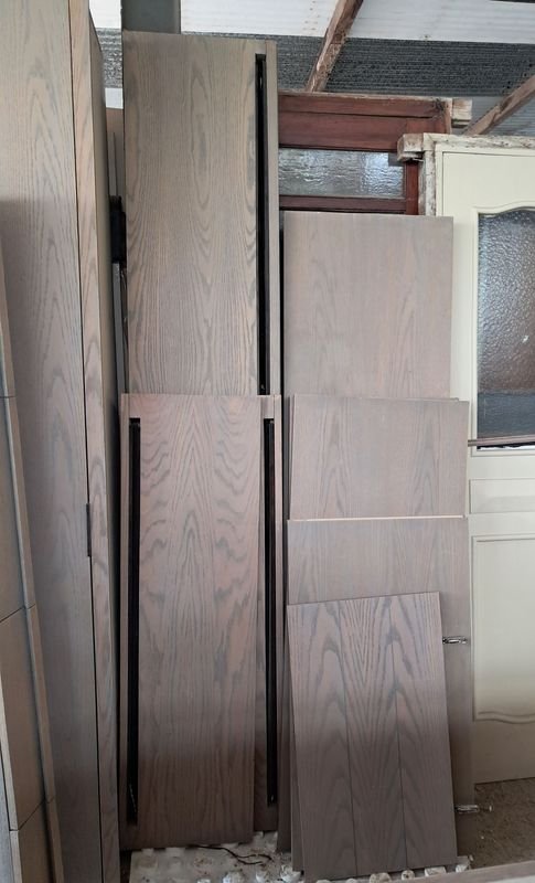 Lote de Estantes Laminados Roble con LED y Hoja de Puerta