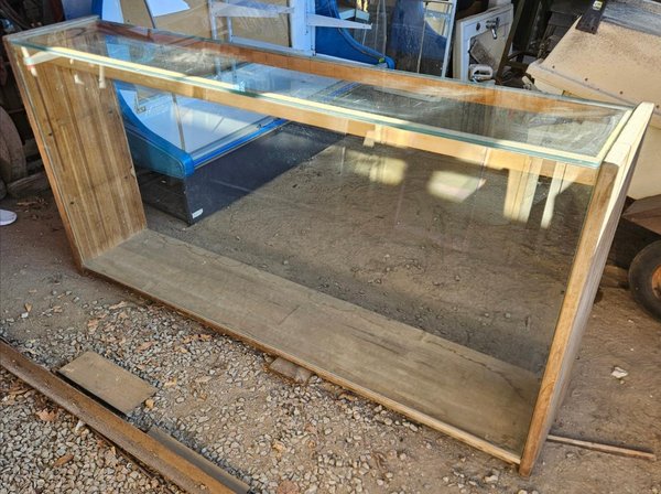 Vitrina de madera finger y vidrios gruesos