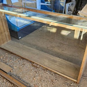 Lote siguiente: Vitrina de madera finger y vidrios gruesos