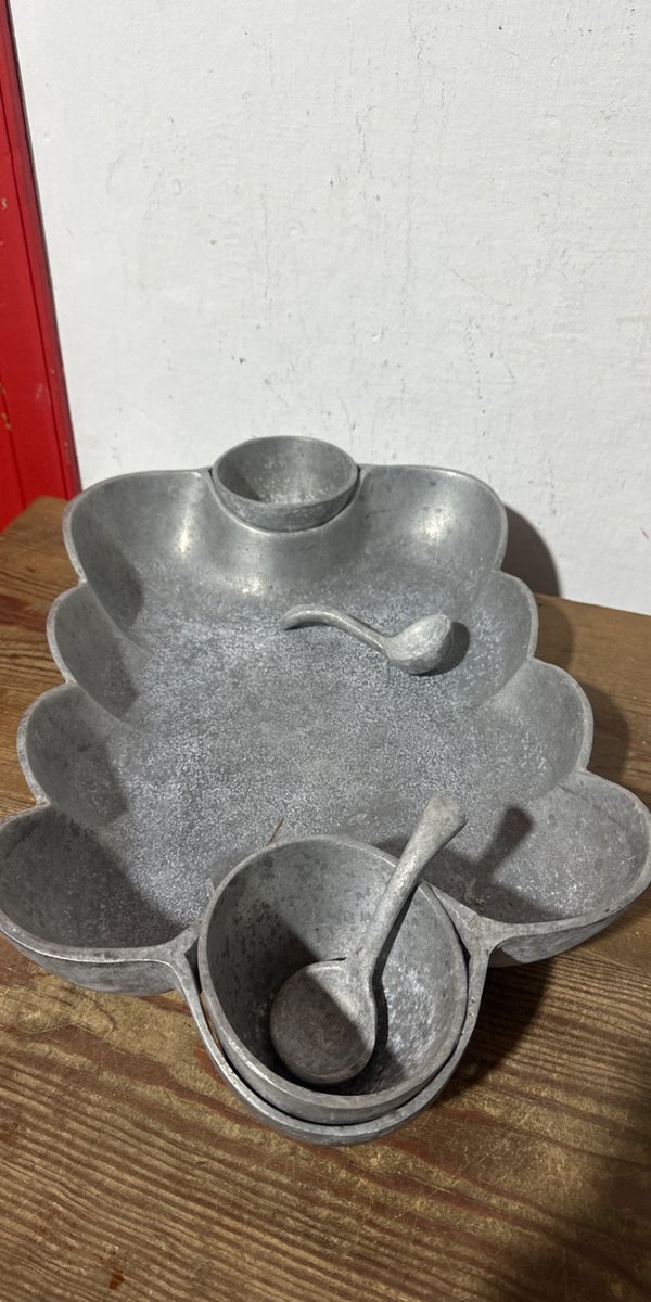Bandeja de metal con dos recipientes y cucharas