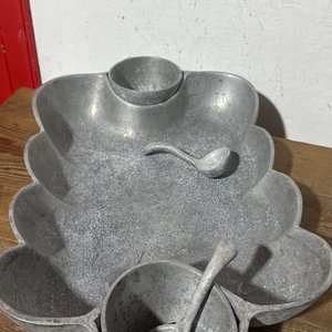 Lote anterior: Bandeja de metal con dos recipientes y cucharas