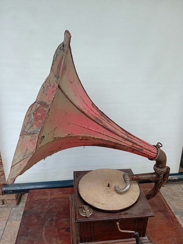 Gramófono Antiguo con Bocina Exterior Roja Desgastada - imagen 1