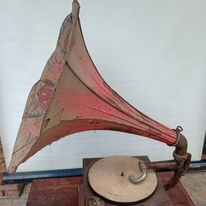 Lote siguiente: Gramófono Antiguo con Bocina Exterior Roja Desgastada