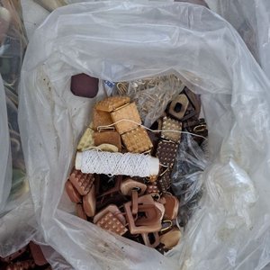 Lote de Componentes para Bijouterie Artesanal: Brazaletes, Dijes y Piezas Varias - imagen 6