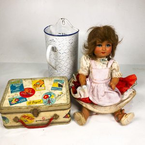 Lote anterior: Muñeca antigua, jarra esmaltada y lata de colección