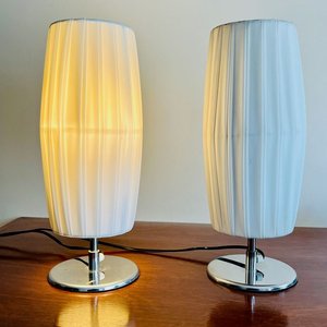 Juego de 2 Lámparas de Mesa Blancas con Base Cromada - imagen 4