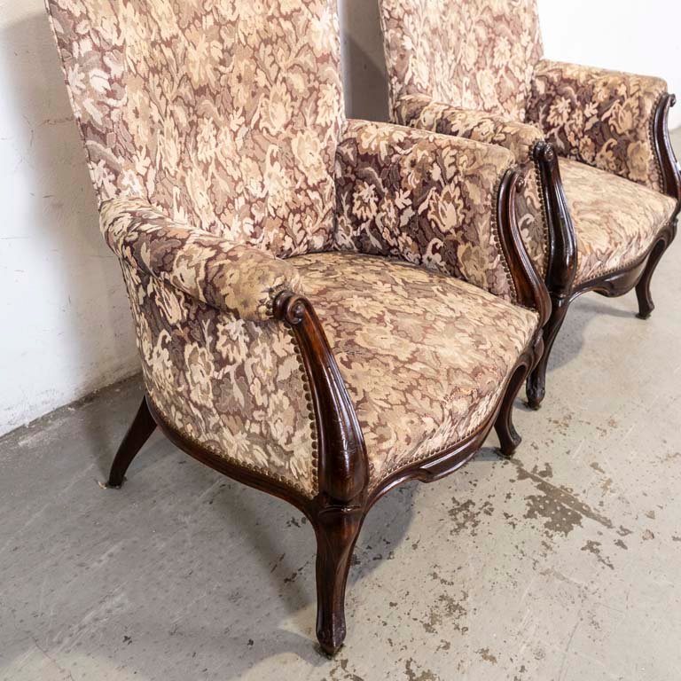 Sillones franceses tapizados en gobelino con detalles ornamentales - imagen 2