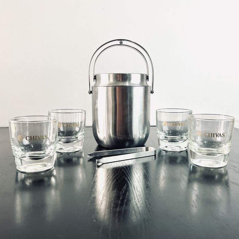 Lote siguiente: Hielera en acero inoxidable pesada con asa y pinza y vasos de whisky marca Chivas