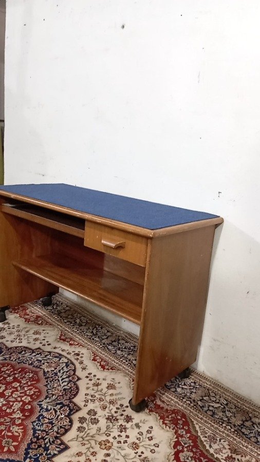 Escritorio en madera con ruedas para PC - imagen 4