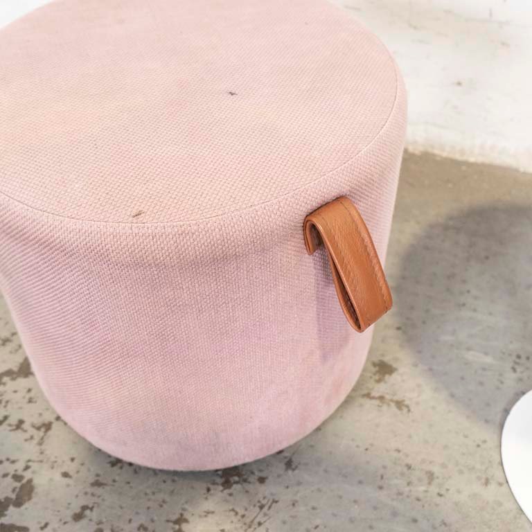 Mesa de sala Tulip y puff tapizado tela rosada CAVALETTI Spin - imagen 3
