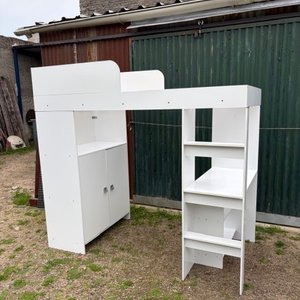 Lote anterior: Cama Alta Blanca con Escritorio y Placard