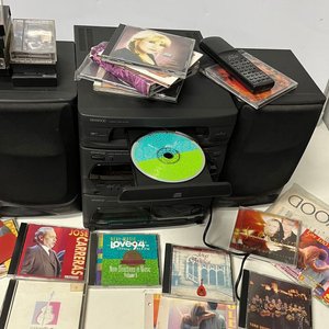 Equipo de Audio Kenwood con Parlantes y Mando a Distancia, Incluye CDs y Cassettes Varios - imagen 2