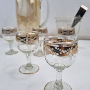 L 140 - Set De 9 Piezas - Atractivo set de bar en vidrio tallado con jarra, 6 copas para licor, balde hielera y pinza de hielo con diseño estilo garra (Balde con rajadura / Pinza con detalles de uso) - imagen 5