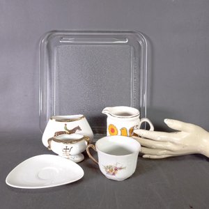 Bandeja de Vidrio y Vajilla Antigua: Lechera, Taza, Floreros y Platito - imagen 5
