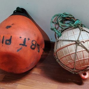 Juego de 2 Boyas Marinas: Naranja Pera con Inscripción y Blanca Esférica con Red - imagen 3