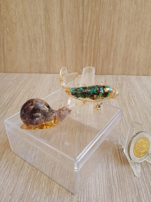 Dos Figuras en Acrílico (Caracol y Pez Koi) - imagen 2