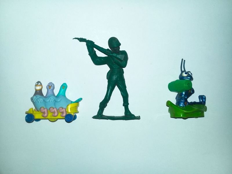 Juguetes de plástico en vehículo - imagen 3