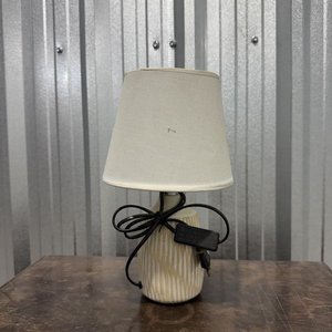 Lote siguiente: Lámpara de Mesa Cerámica Base Rayada Blanca y Beige