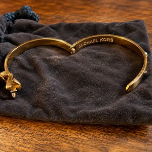 Brazalete Michael Kors Dorado con Tachas y Cierre Hebilla - imagen 4
