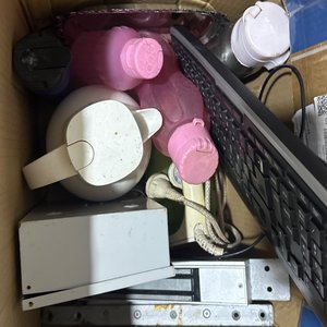 Lote anterior: Caja con Varios Artículos: Teclado, Dispensadores y Más