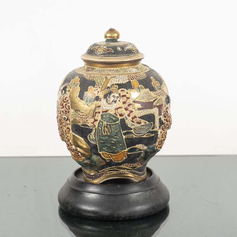 Lote anterior: Potiche de porcelana Satzuma, tapa restaurada, con base de madera - Medidas: 13x22cm