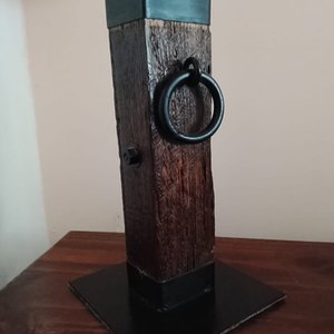 Lámpara Artesanal con Base de Madera y Hierro - imagen 3