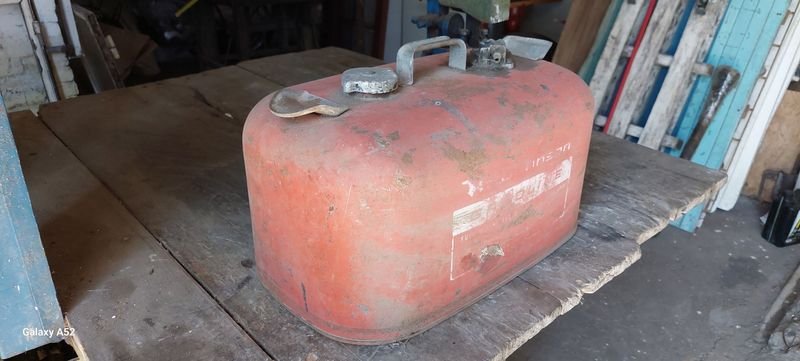 Tanque de combustible rojo para lancha en mal estado - imagen 3