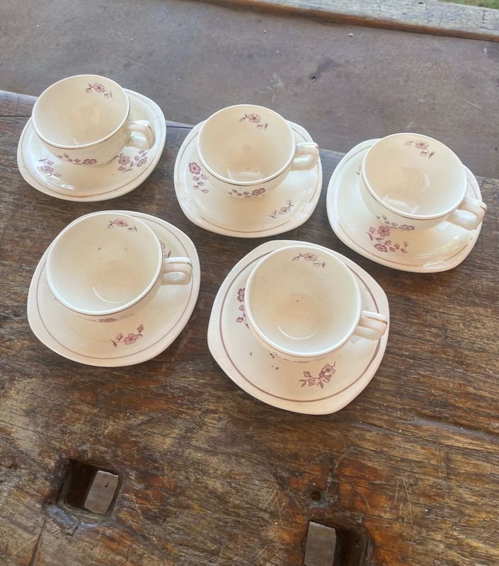 Juego de té en porcelana con diseños florales - imagen 5