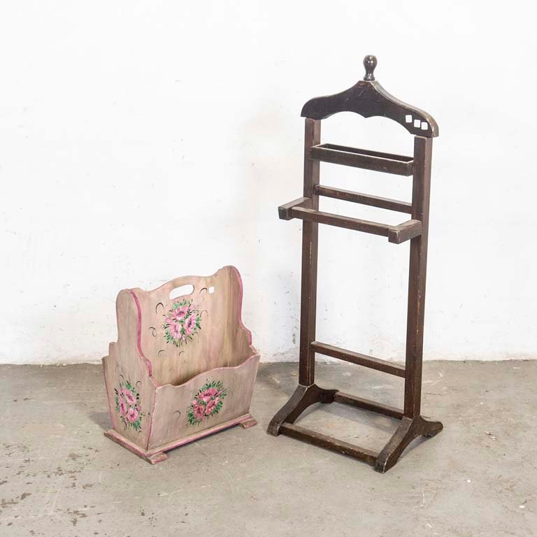 Lote siguiente: Despojador de madera y revistero pintado a mano con motivos florales