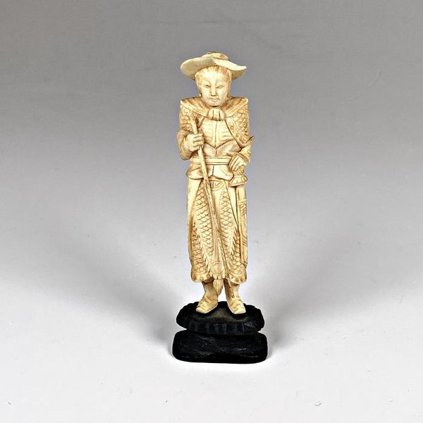 Talla de Marfil: Guerrero con Sombrero Averiado, 13 cm - imagen 1