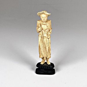 Lote anterior: Talla de Marfil: Guerrero con Sombrero Averiado, 13 cm