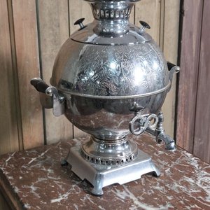 Samovar Eléctrico de Metal Plateado con Cable - imagen 5