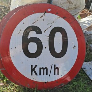 Lote anterior: Cartel de señalización de 60 km/h, diametro 75 cm