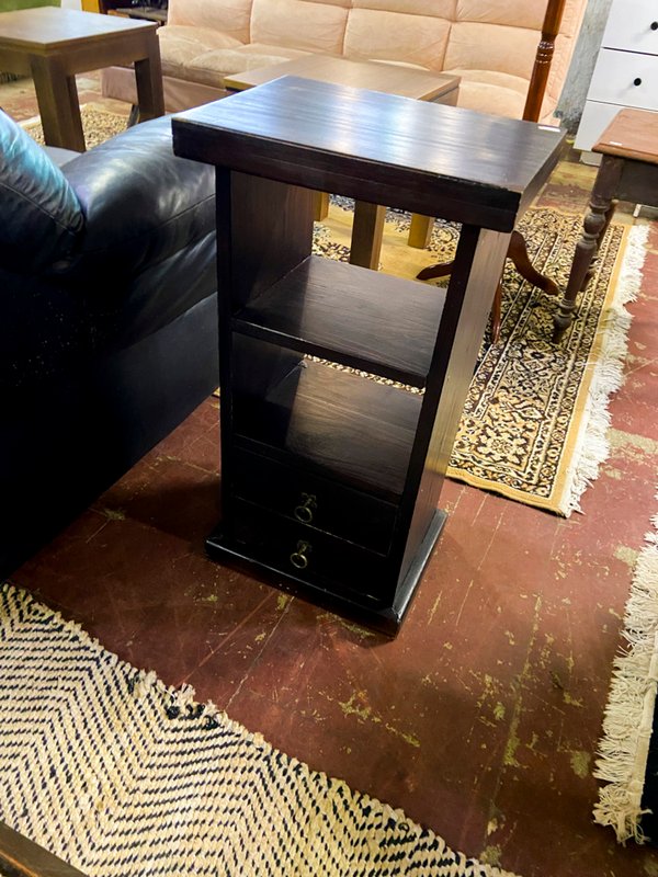 Mueble Auxiliar de Madera Oscura con Cajones y Estantes