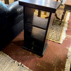 Lote anterior: Mueble Auxiliar de Madera Oscura con Cajones y Estantes