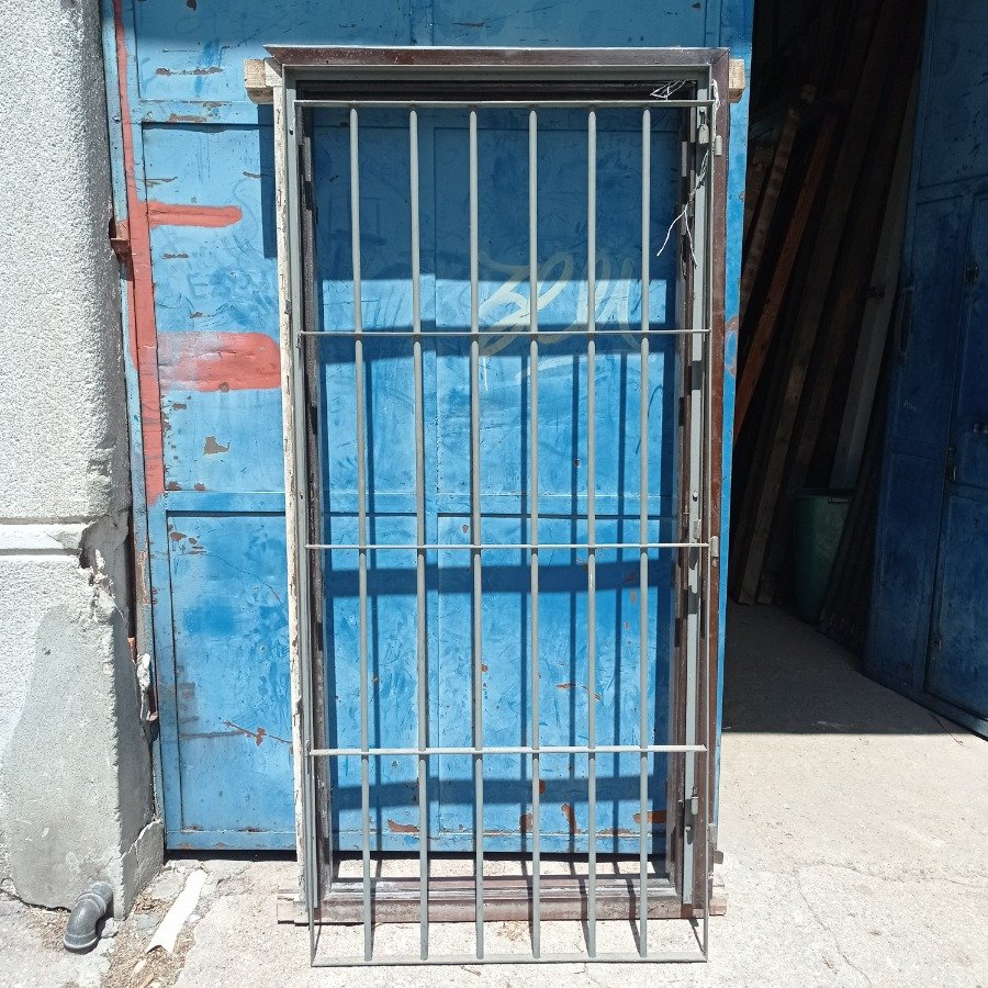 Puerta metálica azul con reja y madera - imagen 2