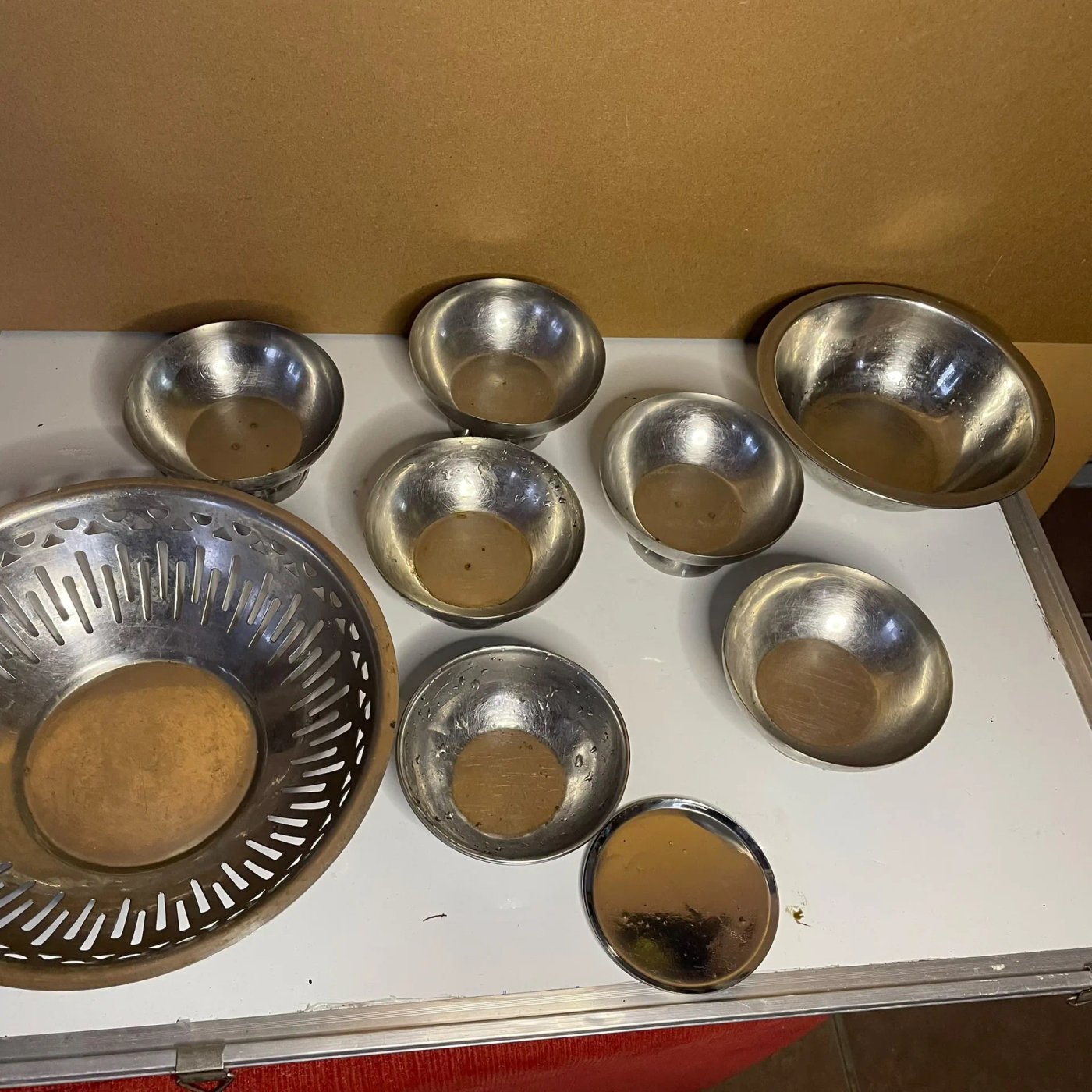 Lote de Vajilla Metálica Vintage: Recipiente Calado, Bol, 6 Compoteras y Tapa