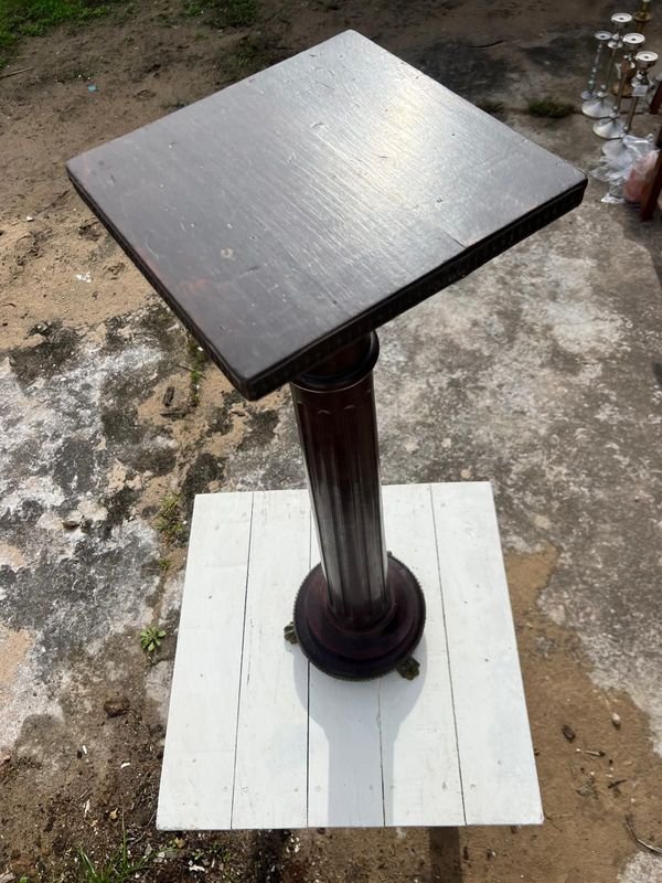 Pequeño pedestal de madera tallada con detalles en bronce - imagen 2