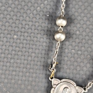 Lote de 4 piezas de joyería: Rosario plateado con detalles a reparar, cadena de plata, pulsera dorada y anillo dorado. - imagen 6