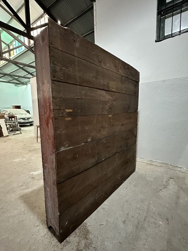 Librería de madera con puertas y estanterías - imagen 9