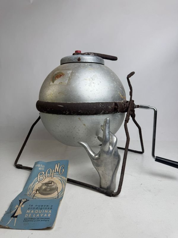 Lote siguiente: Lavadora manual antigua en aluminio