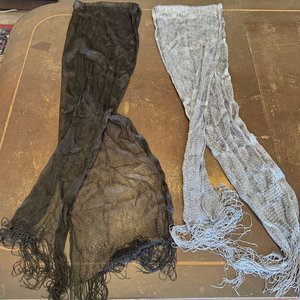 Lote siguiente: Par de Pañuelos Calados con Flecos - Negro y Gris Plateado