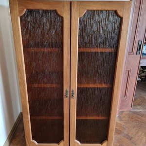 Lote anterior: Vitrina Antigua de Madera Maciza con Puertas Vidriadas y Estantes