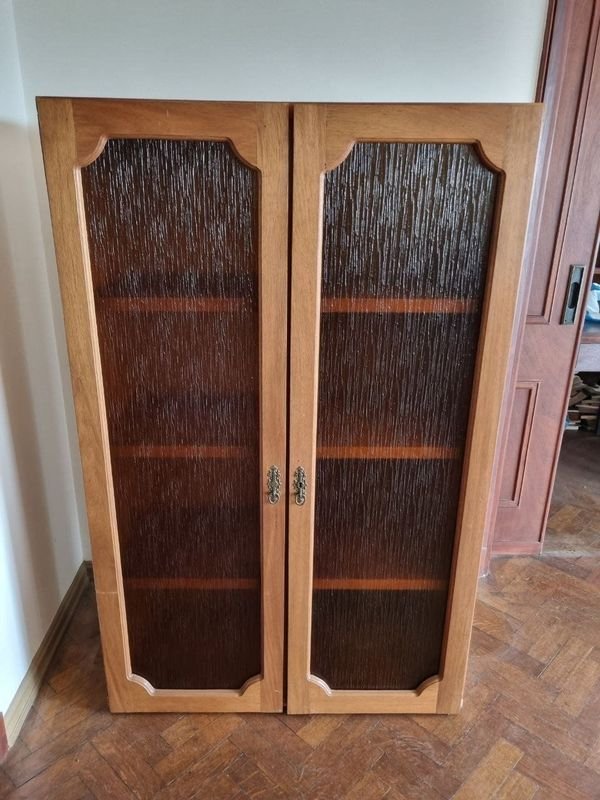 Vitrina Antigua de Madera Maciza con Puertas Vidriadas y Estantes